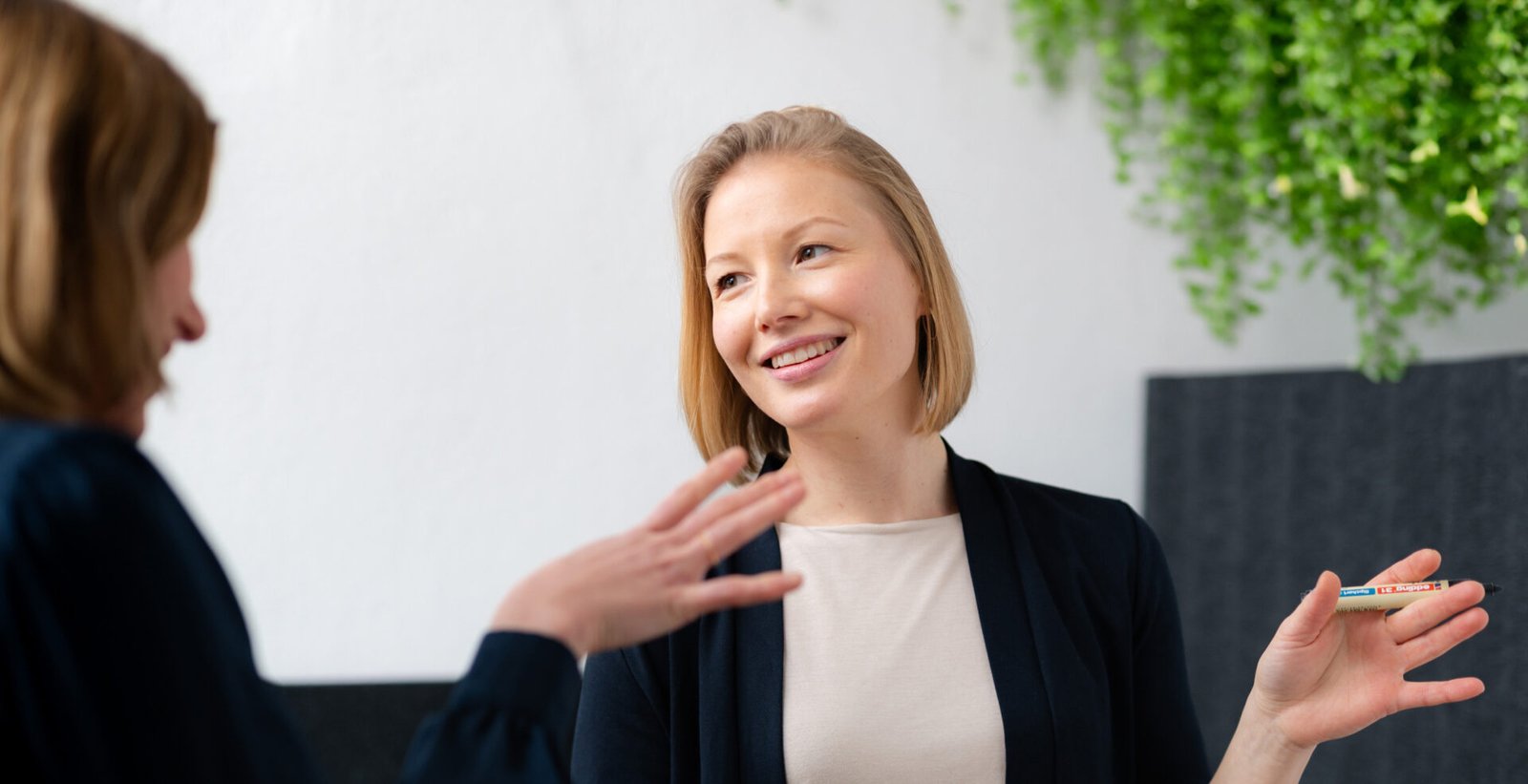 Nachhaltigkeitsberatung Systain Nachhaltigkeitsberaterin im Termin