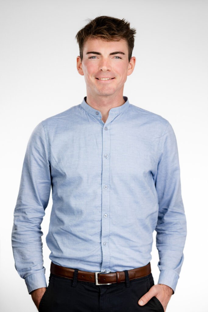 Jörn Sünkel, Nachhaltigkeitsmanager bei Systain: Mann in hellblauem Hemd mit Händen in den Hosentaschen