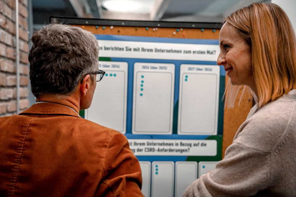 Diskussion zwischen zwei Personen auf Event