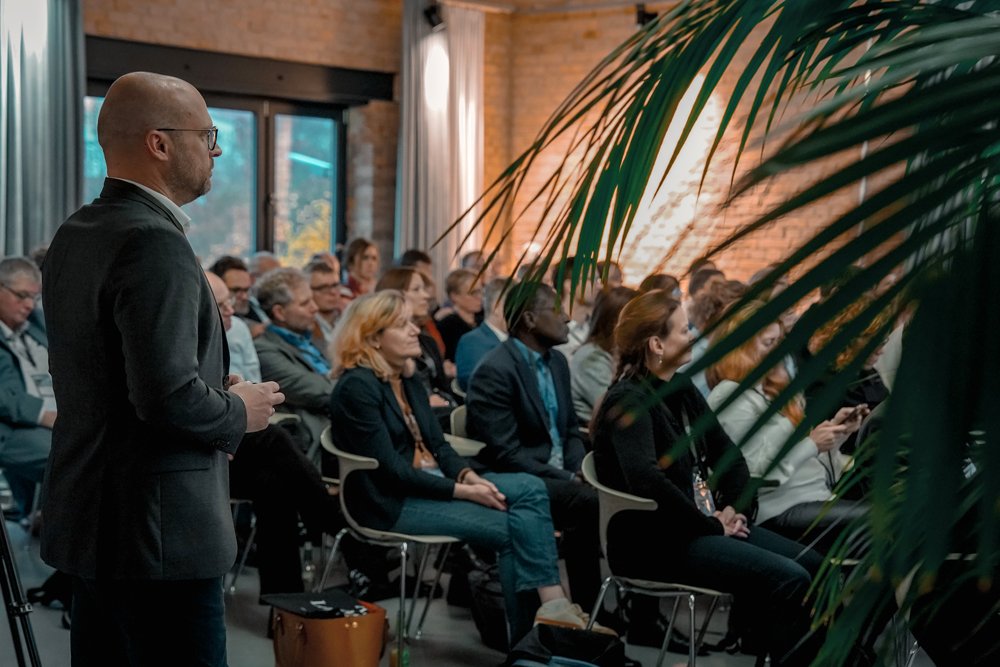 Systain Leader Circle: Teilnehmende lauschen dem Vortrag