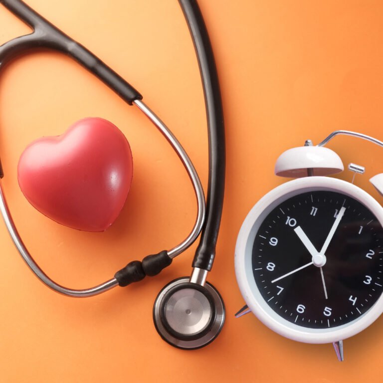 Stetoskop und Uhr symbolisieren Gesundheit am Arbeitsplatz und Arbeitszeit