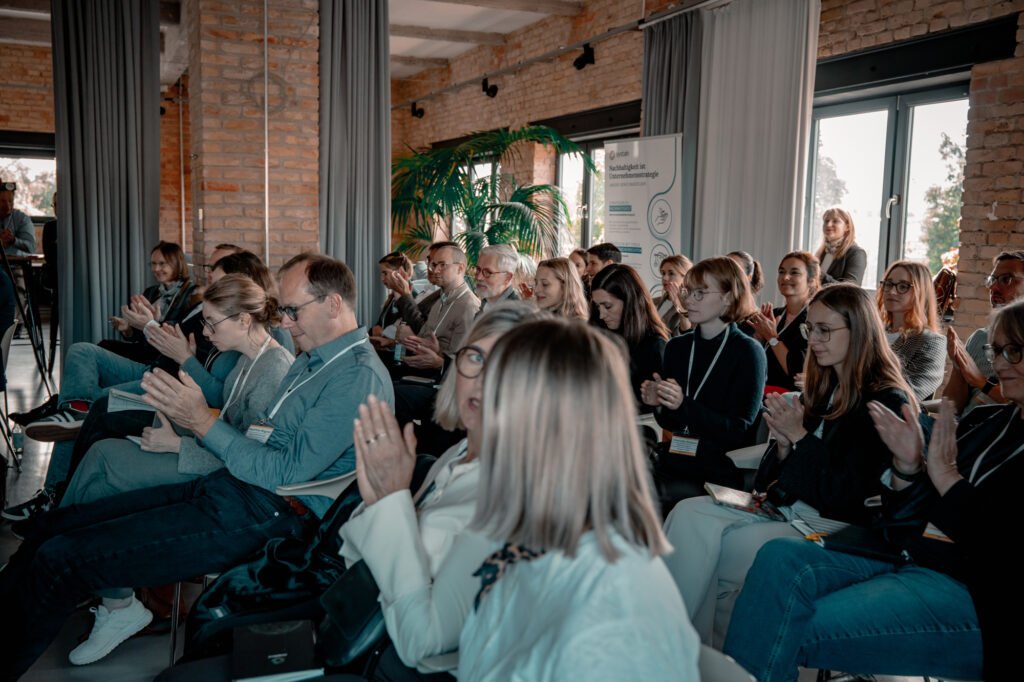 Apllaudierende Menschen auf dem Systain Leader Circle
