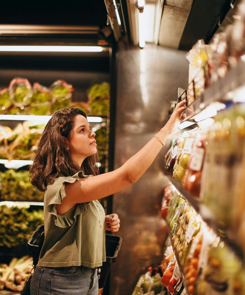 Nachhaltiges Sortiment im Supermarkt, Frau kauft ein